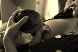 Formula feeding vs breastfeeding